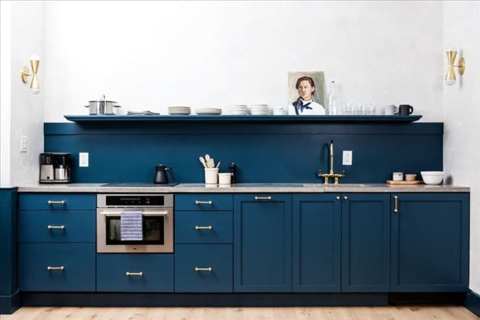 Синяя кухня без верхних шкафов