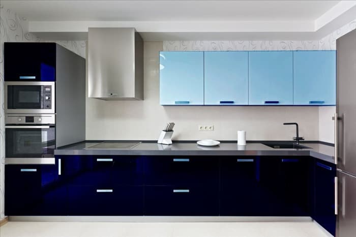 Синяя глянцевая кухня