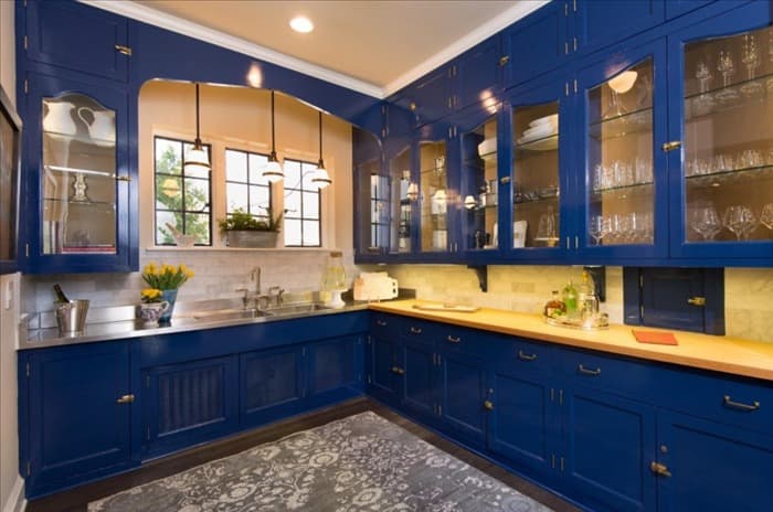 Темно синяя кухня в интерьере