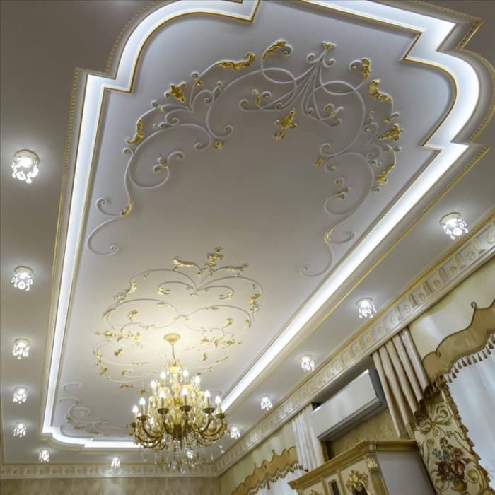 Потолок в классическом стиле