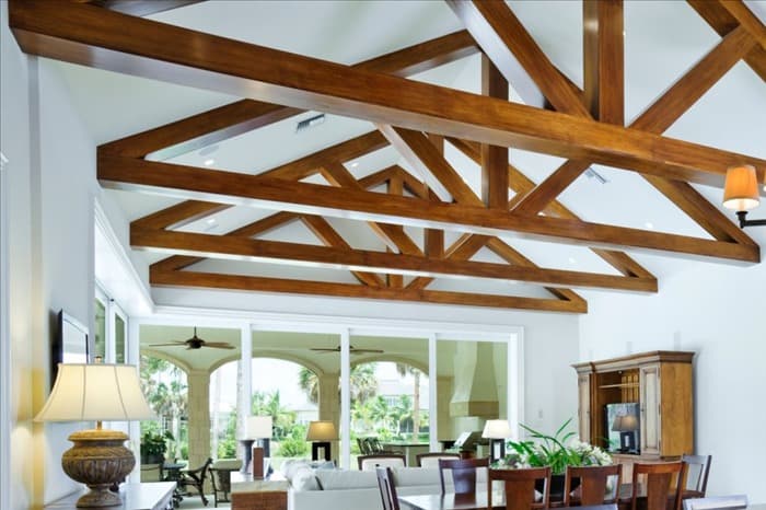 Потолок с деревянными балками