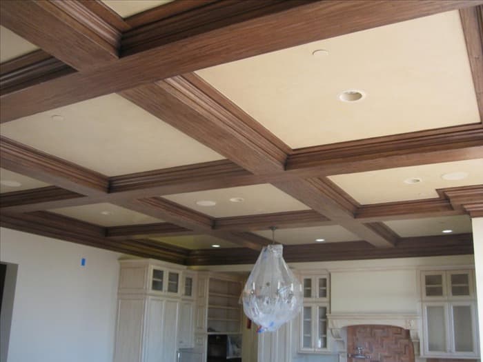 Потолок из деревянных балок