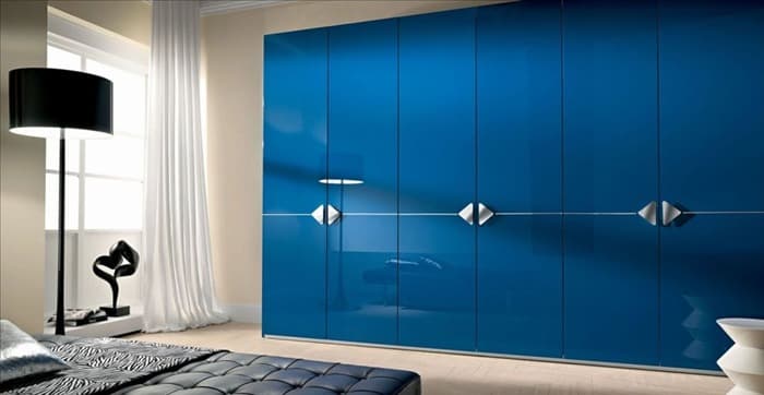 Голубые двери в средиземноморском стиле в интерьере
