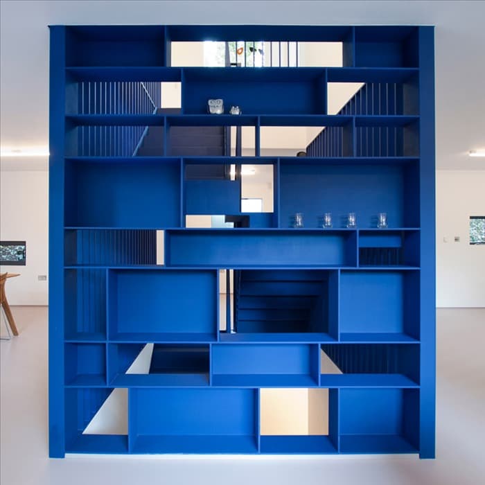 Голубой или синий шкаф в интерьере - 75 фото