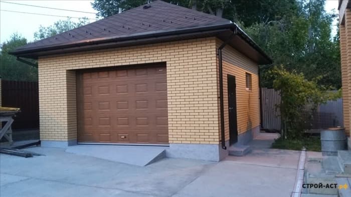Кирпичный гараж с двускатной крышей