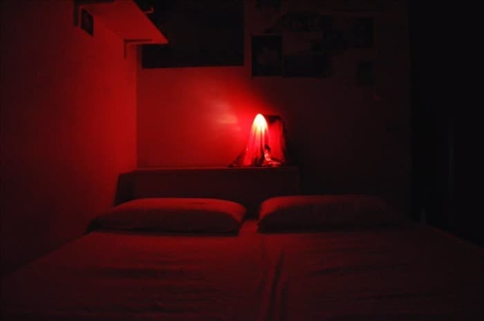 Красный свет в комнате