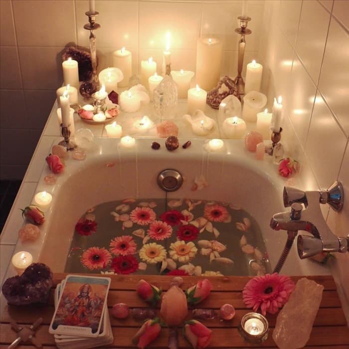 Ванная со свечами и лепестками