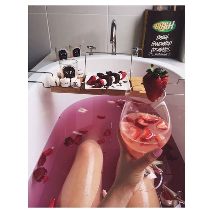 Фотосессия в ванной с вином