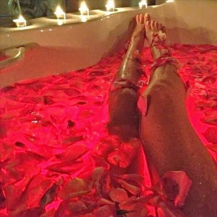 Ноги в ванне с лепестками роз