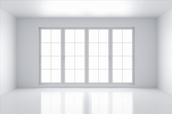 Пустая белая комната с окном