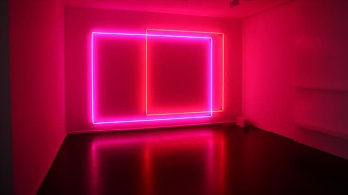 Идеи с розовым светом в комнате - 73 фото