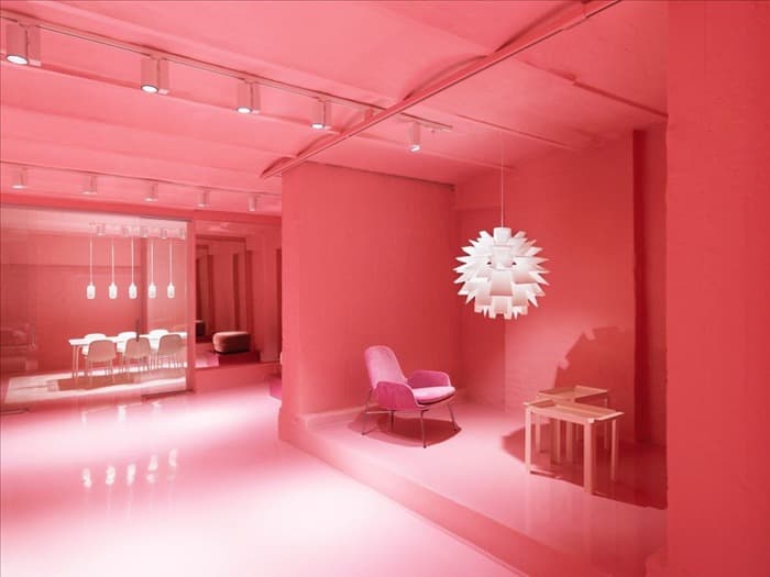 Розовое освещение в комнате