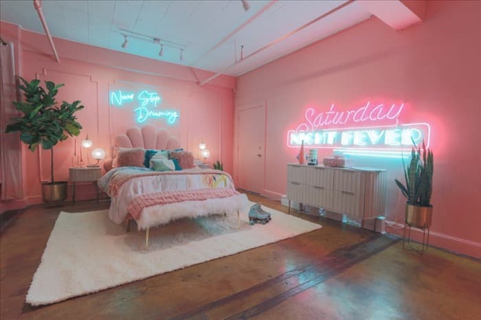 Комната с розовой подсветкой уютная