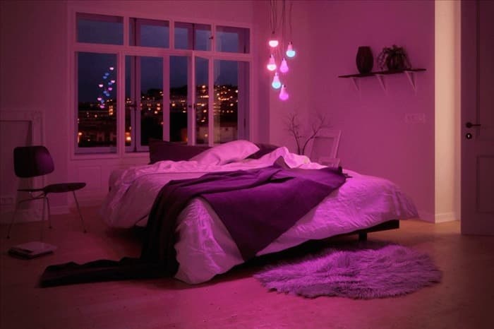 Спальня в неоновых цветах