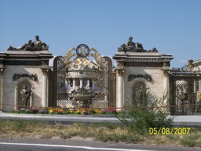 Дворец Гагика Царукяна в Армении