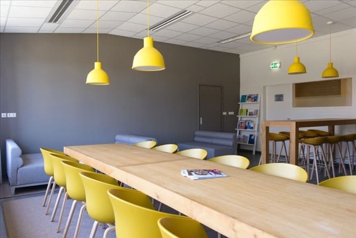 Дизайн обеденного зала современной школы
