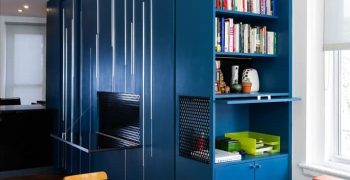 Синий шкаф в интерьере - 75 фото идей для спальни, гостиной и прихожей