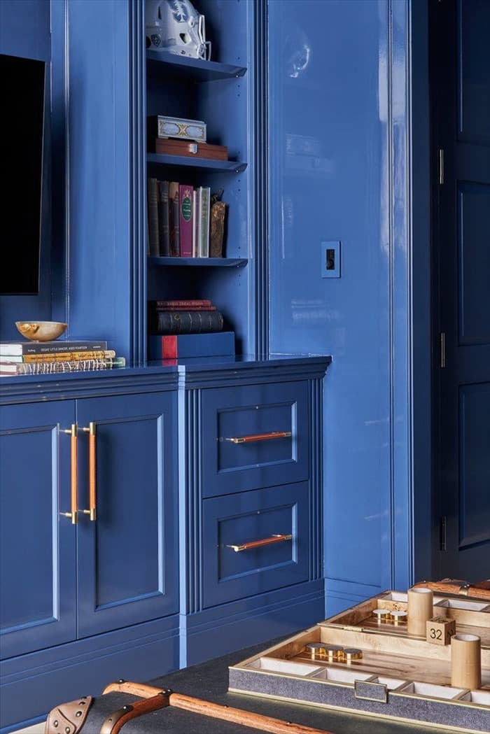 Синий шкаф в интерьере