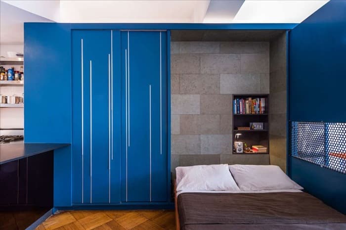 Синий шкаф в спальне