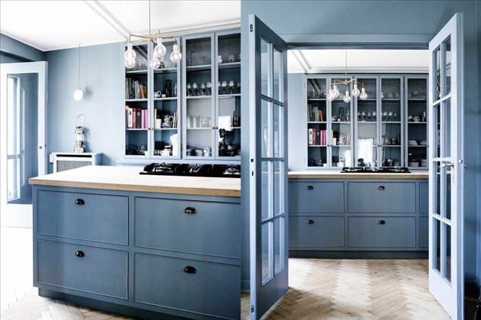 Голубые шкафчики в кухню