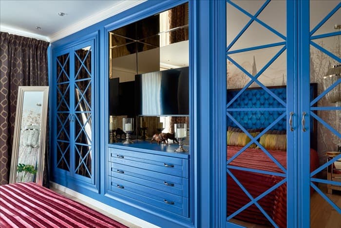 Синий шкаф в интерьере - 75 фото идей для спальни, гостиной и прихожей