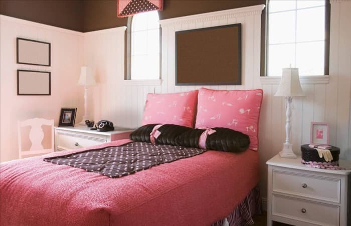 Спальня в коричнево розовых тонах