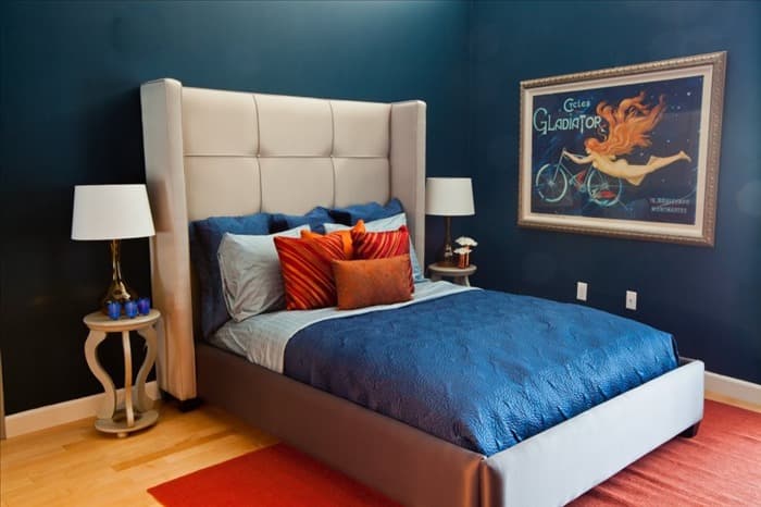 Голубая кровать в интерьере
