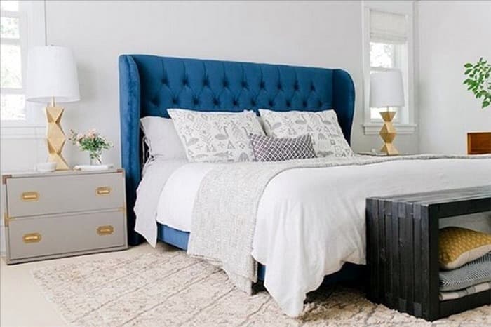 Спальный с синей кровать