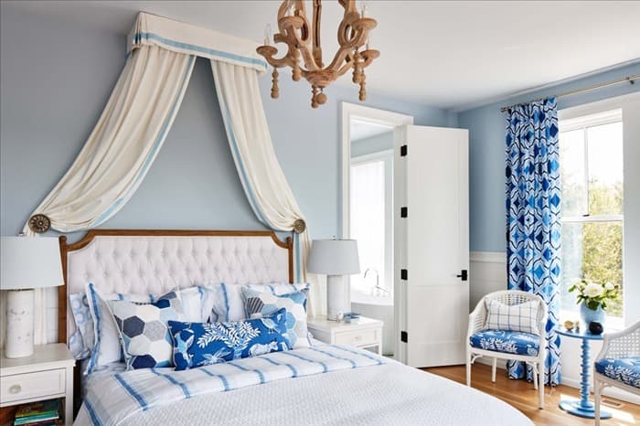Спальня в синих тонах с голубой кроватью - 77 фото идей