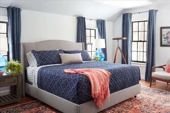 Синяя кровать в американском стиле