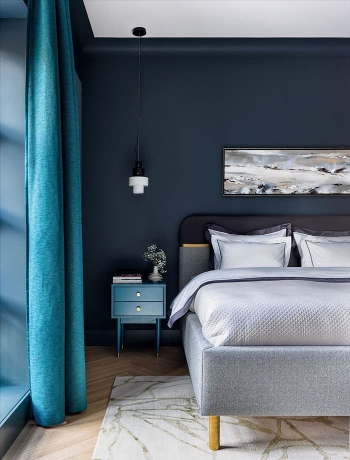 Спальня с голубой кроватью