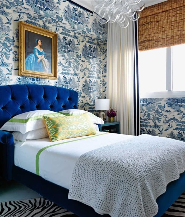 Спальня в синих тонах с голубой кроватью - 77 фото идей