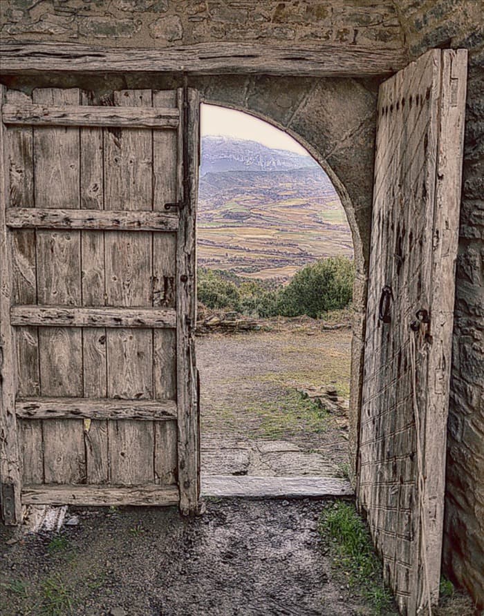 Открытая Старая дверь