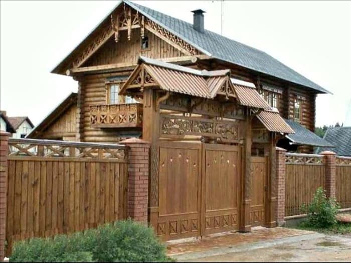 Деревенские деревянные ворота