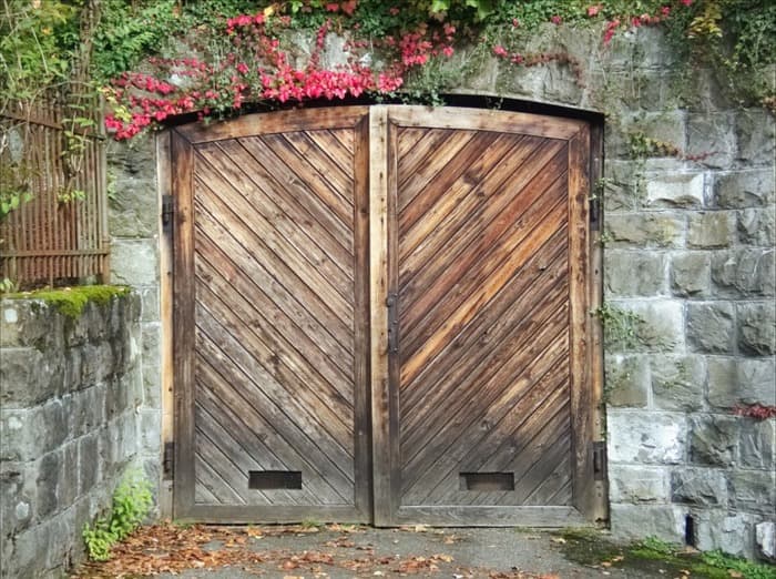 Деревянные гаражные ворота