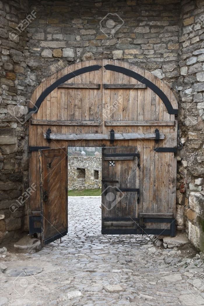 Средневековые замки с воротами