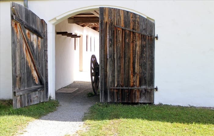 Старые деревянные ворота