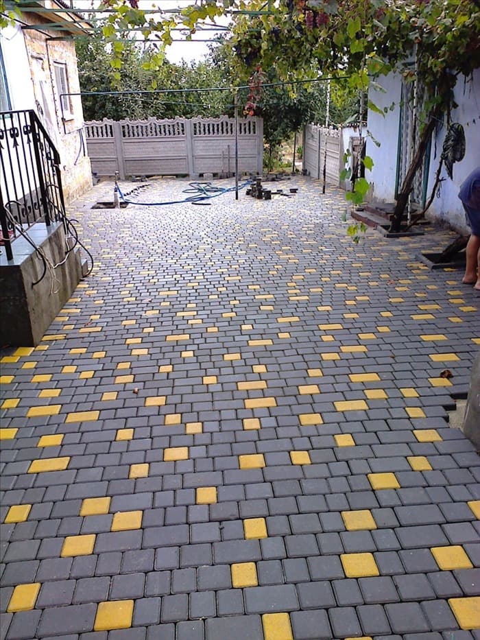 Тротуарная плитка серая с желтым