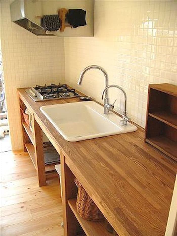 Кухонный стол из мебельного щита