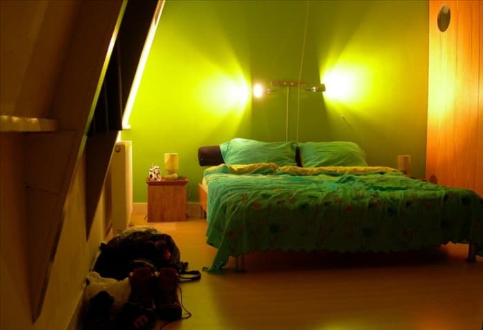 Зеленое освещение в комнате