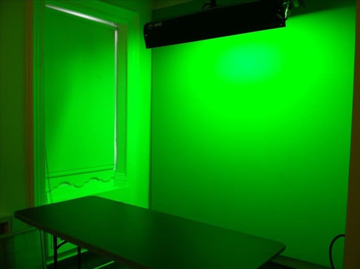 Зеленый неон комната