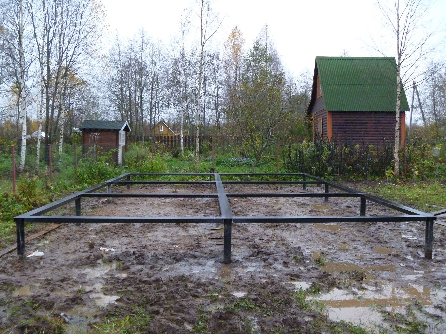 Гараж на свайном фундаменте. Гараж на винтовых сваях. Металлический гараж на сваях. Гараж на винтовом фундаменте. Гараж на свайном фундаменте.